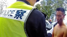 酒驾男逃进工地拿起锤子假装干活被交警一眼识破：就你没戴安全帽