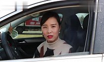 美女司机新手上路，遇到碰瓷团伙，结局笑抽了