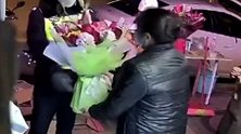 广西百色：执勤民警情人节买花 老板：不卖，送一大束