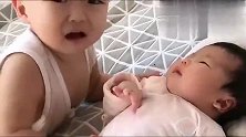 一岁半哥哥看刚出生的妹妹，没想到妹妹被哥哥嫌弃了