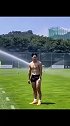 李刚仁看着像中学生 衣服一脱全是肌肉
