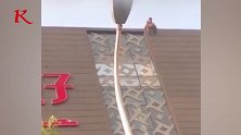 山东一男子大厦楼顶撒钱 目击者：他坐在楼顶超过24小时了
