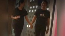 郑伊健蒙嘉慧手牵手约会，女方深情看老公当众撒狗粮