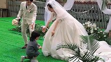 甘肃兰州：太偶像剧了！姑姑出嫁，3岁萌娃单膝跪地送戒指