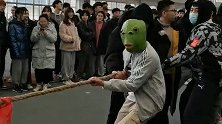 真体育生！拔河比赛绳子被当场拔断 人仰马翻