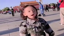 4岁女孩天安门踢正步，兵哥哥们都偷偷的看，真是太有气势了