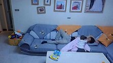 陕西咸阳：忙完工作睡着，1岁半宝宝的举动让老父亲心都化了