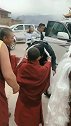 李连杰再次来到西藏，喇嘛们献的哈达