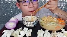 小伙吃章鱼蛋，就着拉面吃，吃得好补