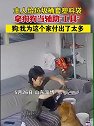 山东淄博：主人给垃圾桶套塑料袋，拿狗狗当辅助工具