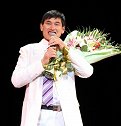 大衣哥朱之文成功通过两关，获得15000元公益基金