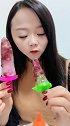 爱吃冰的姑娘，吃自制的石榴冰糕，嘎嘣脆真过瘾