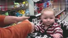 宝宝陪妈妈去超市，下一刻宝宝的行为，让妈妈好开心，好感动！