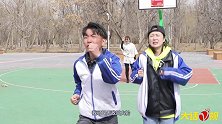 体育课考跑步，两学渣把学霸的鞋给扔了，不料老师却成为最后赢家