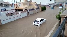 西班牙：阿利坎特山洪暴发，损坏房屋，淹没汽车