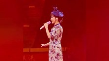 赵雅芝演唱会再唱《上海滩》，穿紧身长裙身段迷人，网友：说30岁我都信