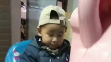 小宝宝坐摇摇车的样子好萌啊，尤其是这种眼神，太可爱了吧