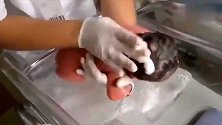 给宝宝洗澡还是专业人士厉害，任凭宝宝哭闹，一会就洗的干干净净