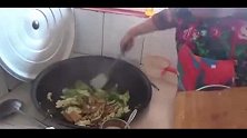 大年初六！农村大黑家吃光一盆麻辣烫，中途发生啥？黑妈哈哈大笑