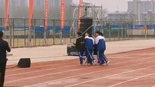 河南周口：老师不好意思上台发言，学生“八抬大轿”扛上去
