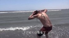 巨型章鱼想将男子拉下水，结果反被拖上岸，送上门的不要白不要！