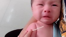 小宝宝打针时候在哭，没想到奶奶说了一句话，宝宝表情立马变了！