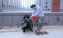 父亲去世留给养子一件破旧的军大衣，养子穿着去工地，好运来了