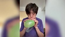 《爆笑60秒》张国伟用手机充当开瓶器 结果怎么跟想象不一样？