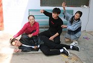 自制剧；妻子爱上有钱人，狠心抛弃丈夫离开，5年后狼狈回来了