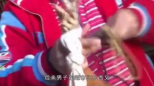 买“活鸡”少了1斤4两，男子掏出电子秤，店家：你的秤不准