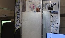 法国一男子冰块内浸泡2.5小时破纪录 出来后全身通红