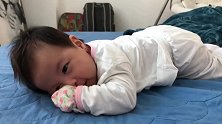 2个月的小宝宝学抬头，一次次努力抬起，最后小脚都跟着急了
