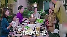 云恺果果等人一起吃火锅，爸爸妈妈同时给乐童夹菜，乐童真幸福