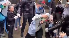 揪心！小女孩遭美国警察辣椒水袭击 惨叫中哭喊：我看不见了
