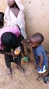 小女孩喂弟弟喝饮料，非洲农村孩子喝个饮料都是奢侈