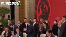直击楚商大会欢迎晚宴！马云全程“狂吃”，雷军低头沉迷消消乐