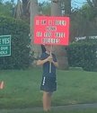美国一名男孩站在路边举着“我是恶霸”的牌子接受惩罚引争议