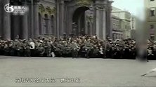 一战爆发前，俄国人民聚集在圣彼得堡，高唱着这首歌
