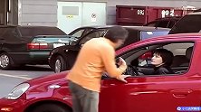 搞笑恶作剧：男子代客泊车把顾客的车撞坏，原来是喝酒了