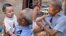 陕西宝鸡：奇妙缘分！10月大萌娃超黏门卫大爷，妈都不要了