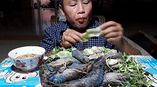 大姐吃蓝色罗氏虾和生蚝，这吃法感觉满满的都是寄生虫