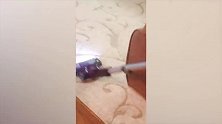 大人在用吸尘器清扫地板，萌娃捂着耳朵，是嫌太吵了吗