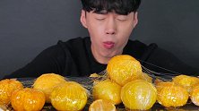 小哥哥吃甜甜蜜蜜的蜜橘拉丝糖葫芦，看着好馋啊