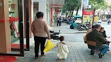 街头抓拍奶奶带的孩子，要是被他妈妈看到了，会有啥反应！