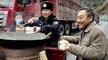 陕西宝鸡：600多辆车堵路上50小时，民警借锅为司机做热面条