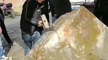 农村手艺人砸大水晶原石做研究，还没做好就遭到了哄抢！