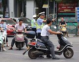 电动车又挨“两刀”，给“禁电令”添砖加瓦，车主：不如推车走！