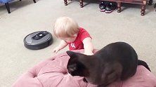 萌娃，你趴在地上干什么是想抓猫咪的尾巴吗