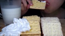 小姐姐吃鲜奶油配芝士脆片饼干和椰蓉脆片饼干，看起来可真馋人啊