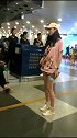 韩雪机场也玩起了下衣失踪，甜美打扮像吃了糖一样甜